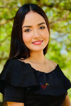 220403 - Laura Age: 28 - Colombia